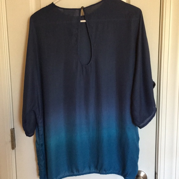 Price firm. Ombré top with keyhole detail on back - Picture 2 of 6